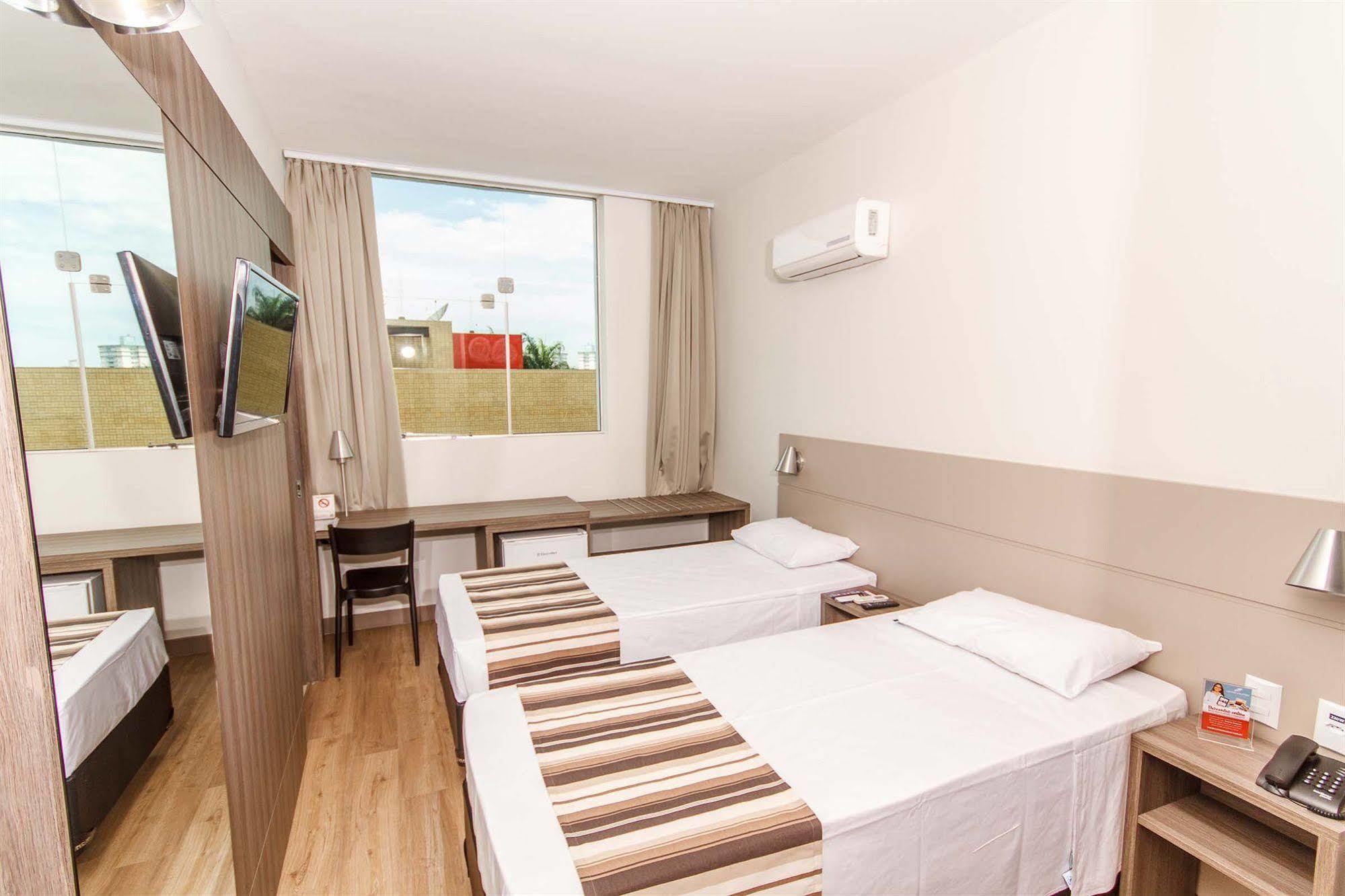Hotel Valerim Itajai / Navegantes Kültér fotó